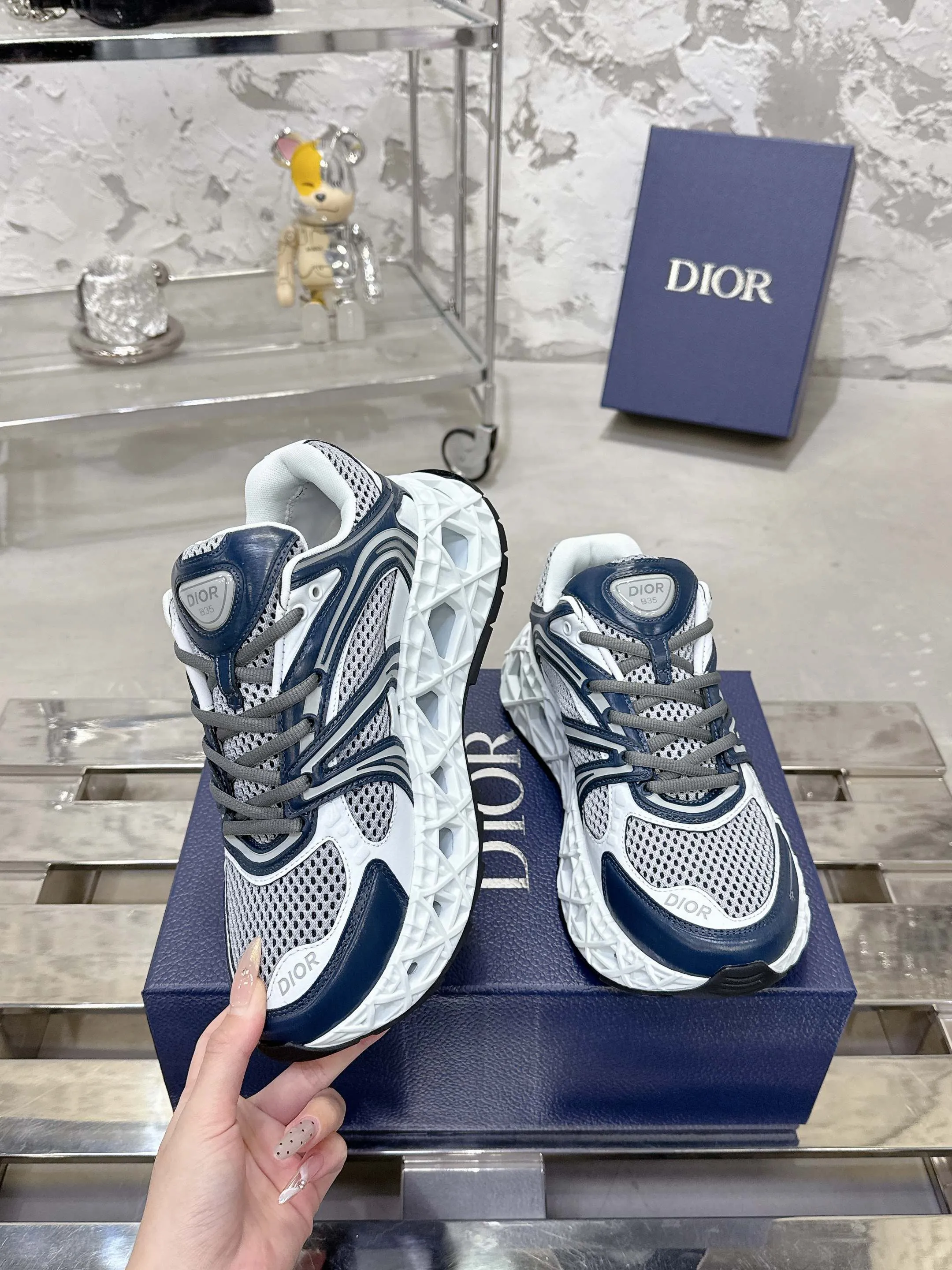 Factory price 780💰 Top version! ! ! Dior (B35) DIOR spring and summer men's wear show, the show was held at the Valle de Grasse School in Paris. Kim Jones drew inspiration from the works of South African artist Hylton Nel. The details of the shoes, clog soles and tribal elements, cleverly blended luxury craftsmanship and practicality, with fresh childishness and bright temperament, creating a new season hot spot. Dior KAWA Dior co-branded casual sports shoes reinterpret running shoes with Dior's high-end style. B35 is made of fine-textured leather and mesh fabric materials. It can be worn in all seasons, is comfortable and breathable, and has multiple lines on the shoe body to outline details. It has a full retro three-dimensional feel and can create a casual look all year round! Fabric: Cowhide/customized cloth material Lining: Imported breathable mesh Outsole: Original molded outsole Size: 39-46 (customized at 45.46)